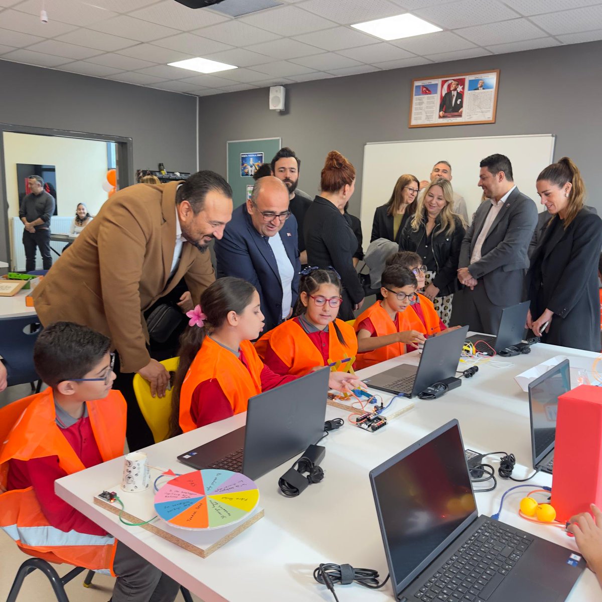 Akiş Öğütçü Ortaokulu’nda, Hapag Lloyd desteğiyle hazırlanan Robotik Kodlama Sınıfı düzenlenen törenle hizmete açıldı. Öğrencilerimizin teknolojiye erişimini artıracak bu değerli katkı için teşekkür ederiz.