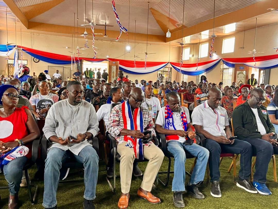 AbrefaKG's tweet image. Hon. @FAnnohDompreh joins Dr.@MBawumia at Atiwa West constituency to support Dr. Bawumia’s Eastern Regional campaign tour.

#3WinWithBawumia 
#DMB28
#Itisstillpossible 

@CASTINBILLZ @5oddsHene 
@ForVolta @LetsTalkPts