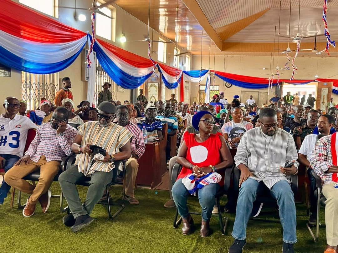 AbrefaKG's tweet image. Hon. @FAnnohDompreh joins Dr.@MBawumia at Atiwa West constituency to support Dr. Bawumia’s Eastern Regional campaign tour.

#3WinWithBawumia 
#DMB28
#Itisstillpossible 

@CASTINBILLZ @5oddsHene 
@ForVolta @LetsTalkPts