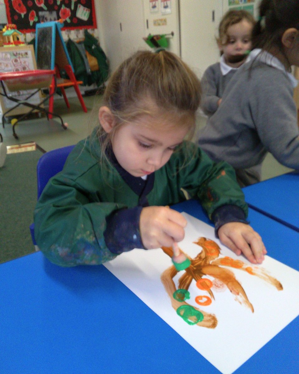 The children in Upper Kindergarten had the chance to make an Autumn tree picture by using dabber pens and paint. 🍂🌳

ow.ly/4xIa50Xxq5V

They are all so unique and beautiful!

#OaklandsSchool #EarlyYears #Loughton #OakTreeSchools
