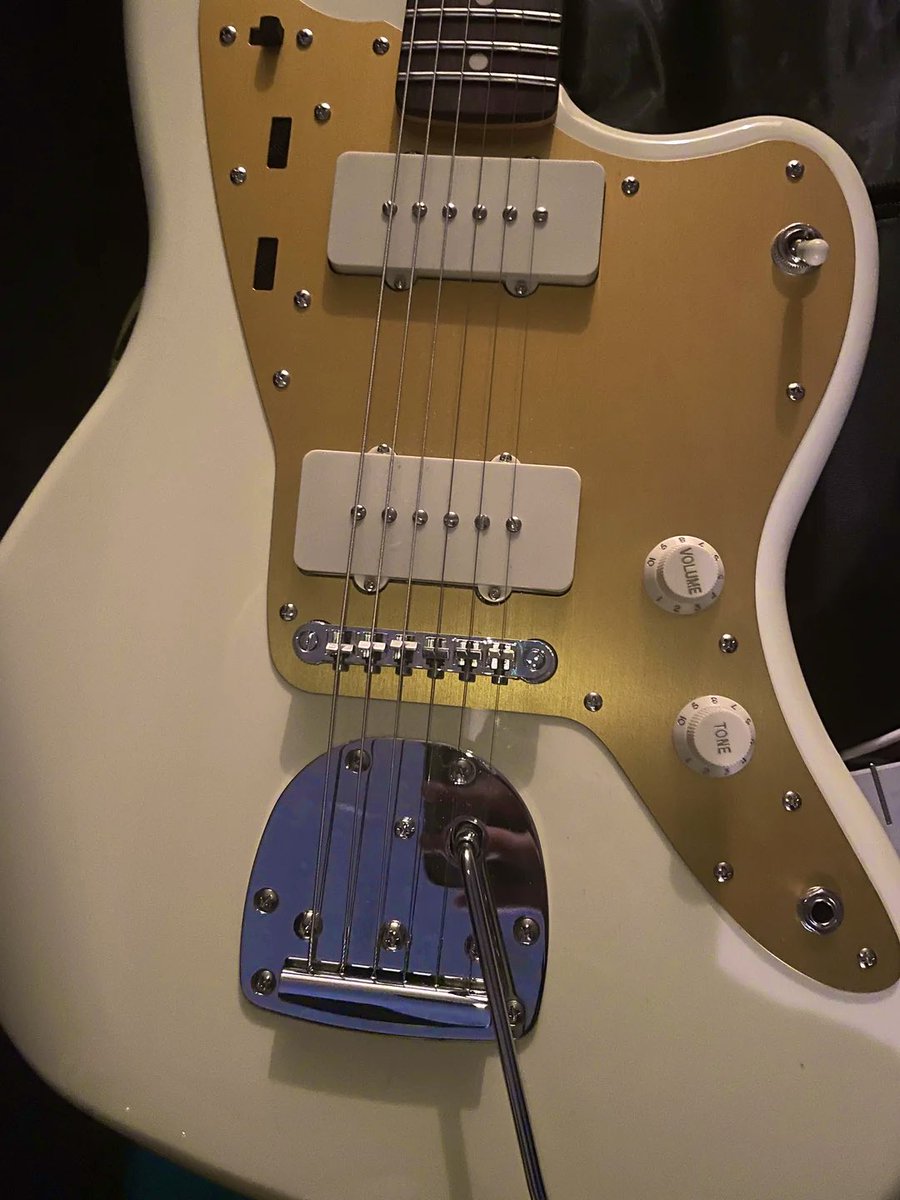 namracka's tweet image. #Fender Troy Van Leeuwen (TVL) #Jazzmaster Olympic White

reddit.com/r/Jazzmaster/c…