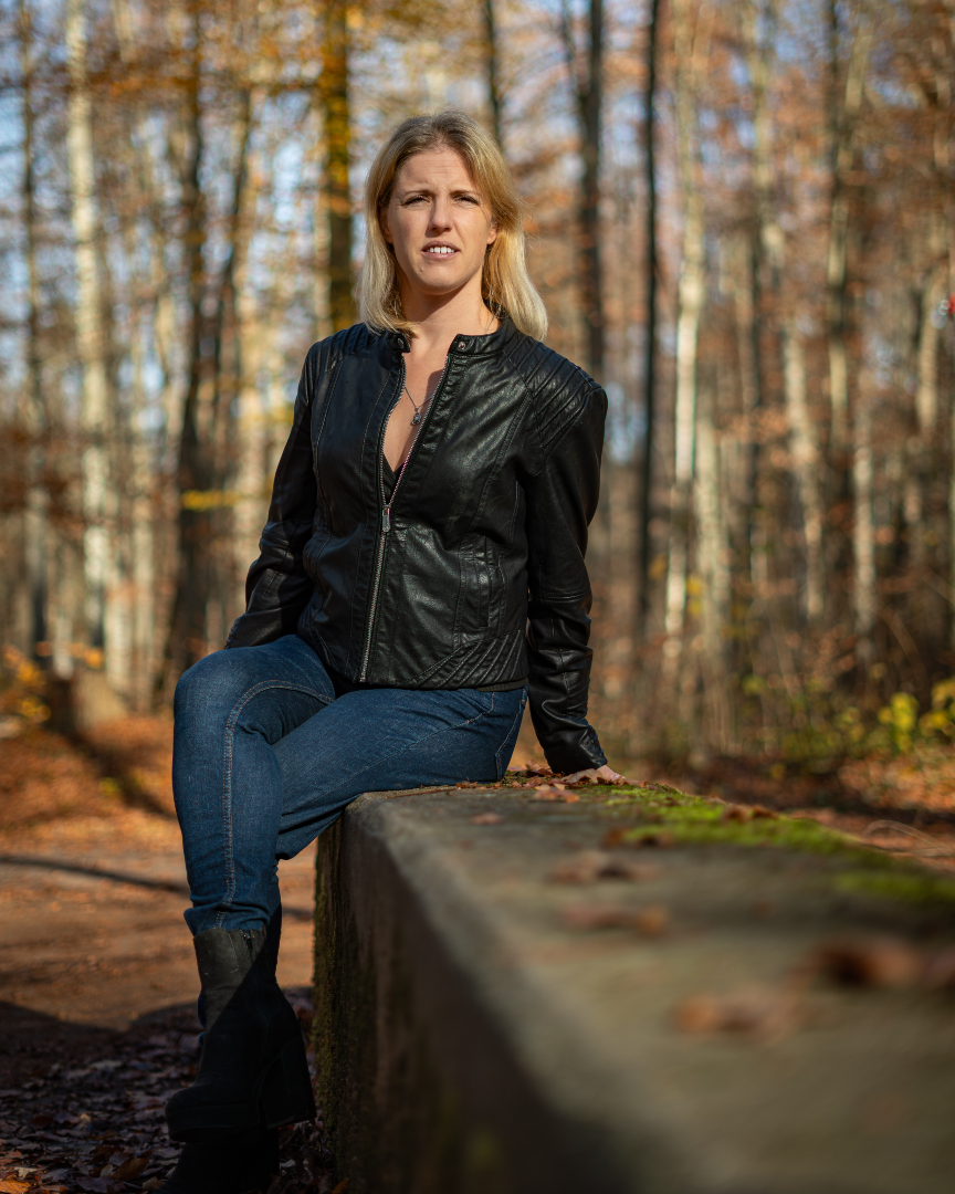 lurchiboy's tweet image. Entspannt im Wald. 🌳 Lederjacke, Jeans und bereit für neue Abenteuer. ✨ Was bringt euch am Wochenende raus? #Herbstoutfit #WaldSpaziergang #ReadyForAnything #WeekendVibes