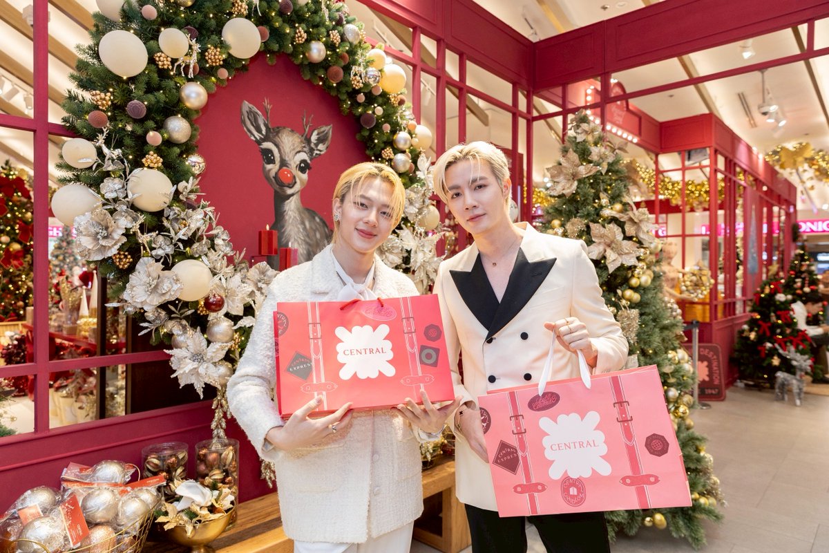 Centralnews's tweet image. ความสุขเปล่งประกายแล้ววันนี้ ✨ ซี พฤกษ์ - นุนิว ชวรินทร์ และ แอลลี่ อชิรญา ร่วมเปิดไฟต้นคริสต์มาส ที่งาน Central Season of Giving 2026 | Christmas Light Up Wonder 
⁣
แล้วมาเลือกสรรของขวัญให้คนพิเศษ พร้อมชมบรรยากาศสวยๆ ได้ที่เซ็นทรัลชิดลม และเซ็นทรัลทุกสาขา