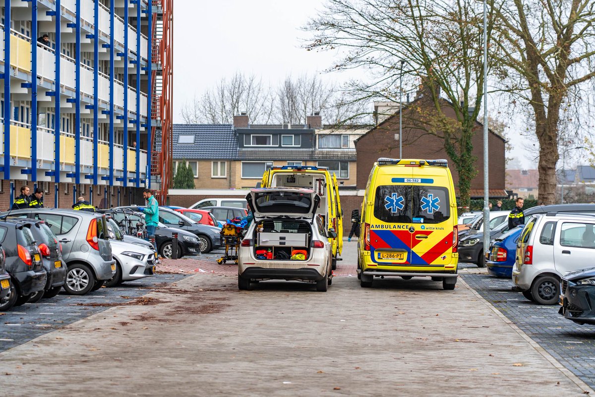 Persoon zwaar gewond aangetroffen onderaan flat