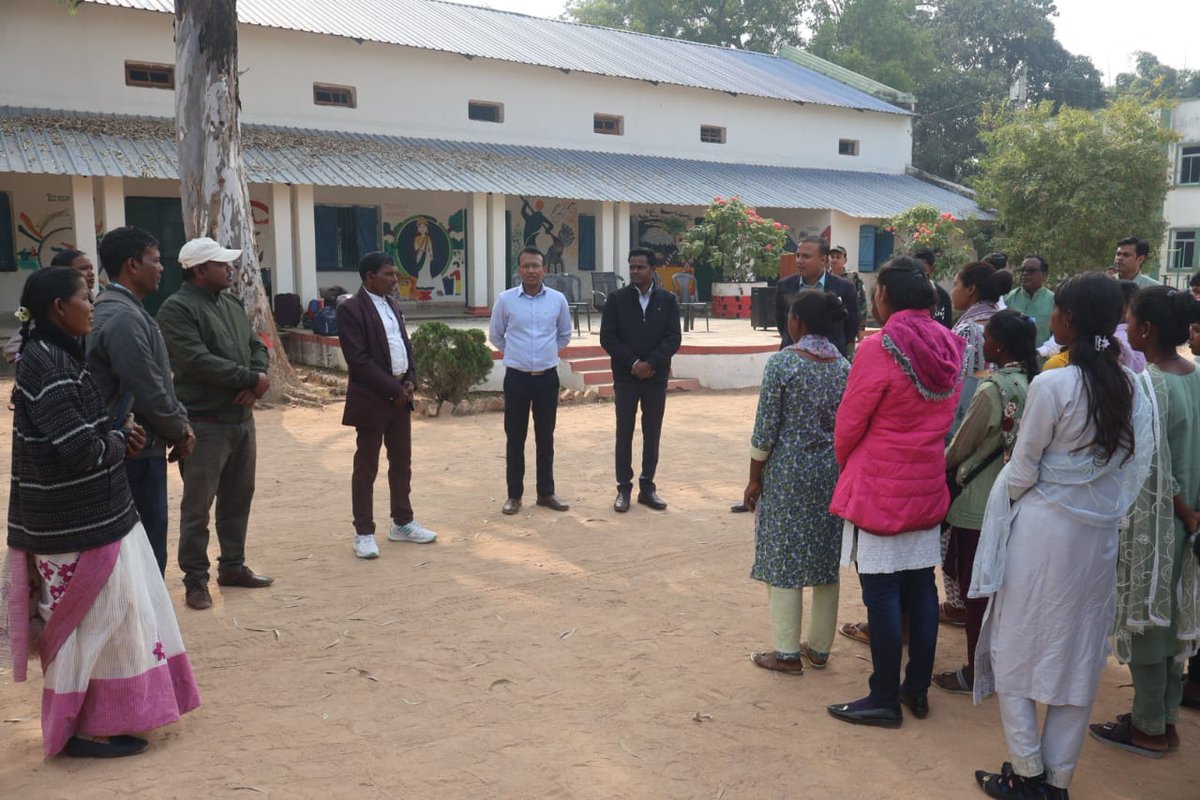 सिमडेगा जिले में रोजगारपरक कौशल विकास को बढ़ावा देने के उद्देश्य से उप विकास आयुक्त श्री दीपांकर चौधरी, सिमडेगा ने चयनित 34 छात्र-छात्राओं को दिनांक 24.11.2025 को रांची के हेहल स्थित CIPET संस्थान में आवासीय प्लास्टिक अभियांत्रिकी कौशल प्रशिक्षण के लिए रवाना किया।