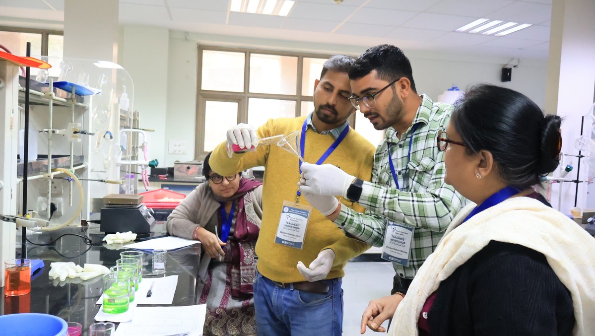 CS2_IISERB's tweet image. Day 2 of the 𝐕𝐏 𝐓𝐞𝐚𝐜𝐡𝐞𝐫𝐬’ 𝐖𝐨𝐫𝐤𝐬𝐡𝐨𝐩 𝟐𝟎𝟐𝟓! 

50 students from JNV Ratibad experienced VP LUs in the TLL. Teachers observed &amp;amp; shared insights.

Sessions:
Shades from Shapes by @bwajtweeting 
Dot Grid Through Rectangles by 𝘋𝘳. 𝘚𝘪𝘥𝘥𝘩𝘢𝘳𝘵𝘩𝘢 𝘚𝘢𝘳𝘬𝘢𝘳