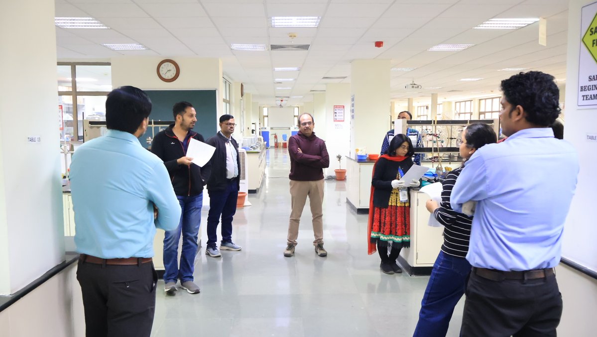 CS2_IISERB's tweet image. Day 2 of the 𝐕𝐏 𝐓𝐞𝐚𝐜𝐡𝐞𝐫𝐬’ 𝐖𝐨𝐫𝐤𝐬𝐡𝐨𝐩 𝟐𝟎𝟐𝟓! 

50 students from JNV Ratibad experienced VP LUs in the TLL. Teachers observed &amp;amp; shared insights.

Sessions:
Shades from Shapes by @bwajtweeting 
Dot Grid Through Rectangles by 𝘋𝘳. 𝘚𝘪𝘥𝘥𝘩𝘢𝘳𝘵𝘩𝘢 𝘚𝘢𝘳𝘬𝘢𝘳