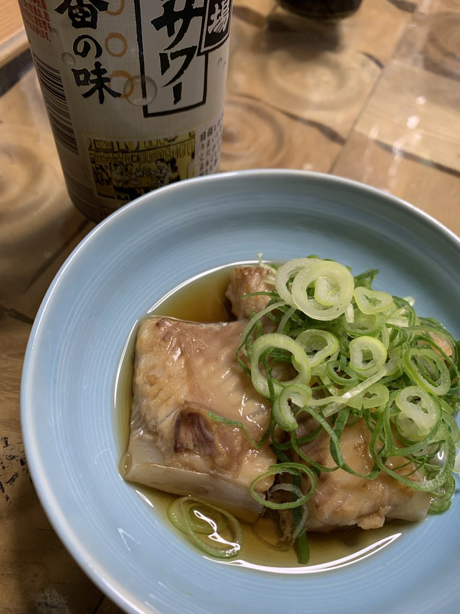 水曜日てすが、バテてきた🫠

本日のおつまみは、珍魚の通称“コンベ”の煮付け！

深海魚で全身コラーゲンみたいな魚…笑

これが美味いんです🐟🍻

からのカレーにするかな今日は🍛

#珍魚
#こんべ
#晩酌