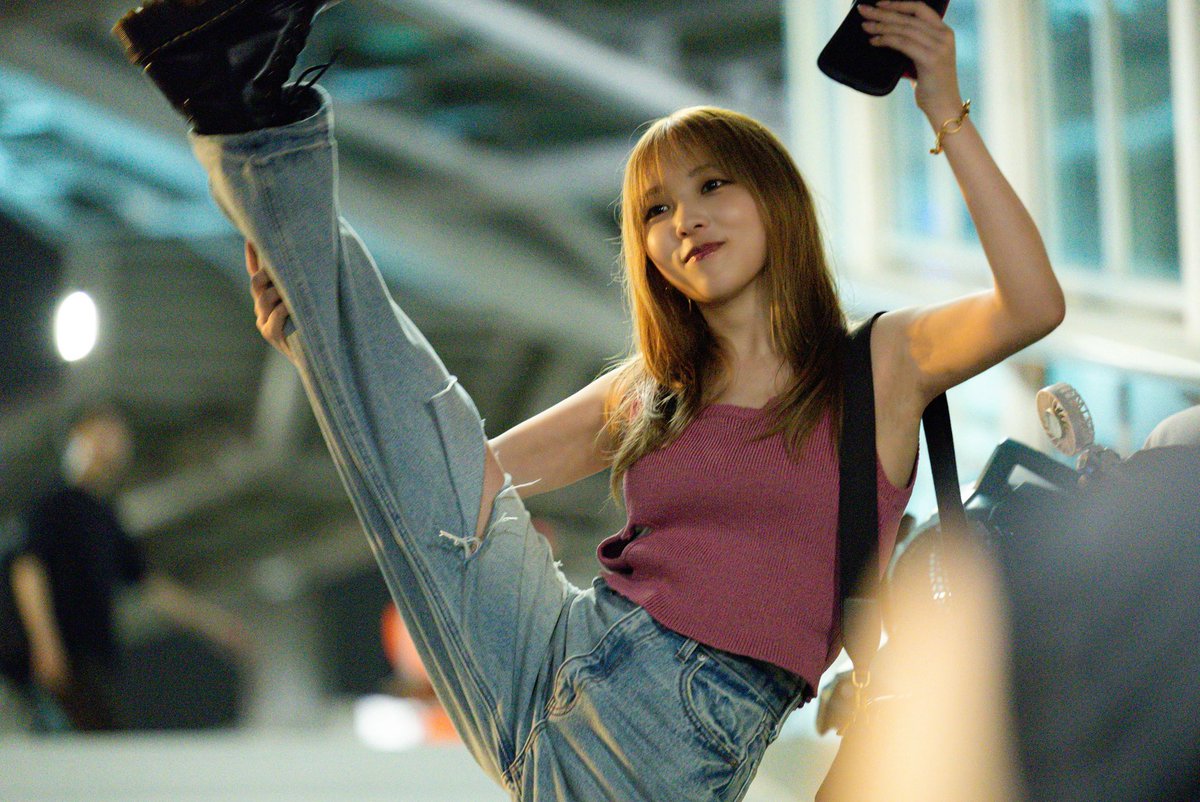 dramatokku_mbs's tweet image. 『#死ぬまでバズってろ！！ 』📱⚡️

╭⋟───────────────╮
華麗なY字バランスを披露する
加菜子(#与田祐希)😯🕺✨
╰───────────────⋞╯

TVerにて1~3,6話が絶賛配信中⬅️
リンクはコチラ👇🏻
tver.jp/series/sr4bgkj…

#死ぬバズ
#ドラマ特区