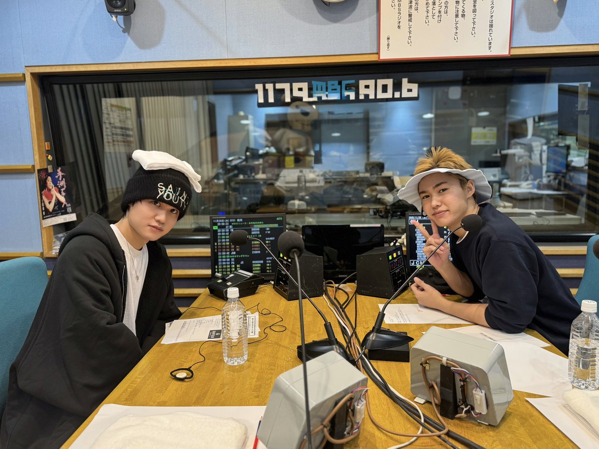 kj_nextmbs's tweet photo. ♨️♨️＿＿＿＿＿＿＿＿♨️♨️

本日11/26は『いい風呂の日』
今夜のヤンネクは
"茶屋町温泉"から生放送

♨️♨️＿＿＿＿＿＿＿＿ ♨️♨️

#関西ジュニア
#大西風雅
#岡﨑彪太郎

何食わぬ顔で座ってますが、
足湯に浸かってる2人です。

今夜もポストは《#関ジュヤンネク》で
たくさんつぶやいてください！ https://t.co/VLF9hoTfrR
