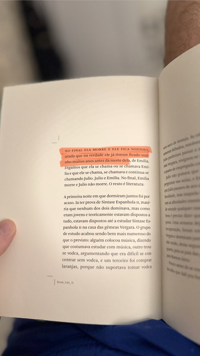 Felipepombo's tweet photo. Bonsai é um romance que parece ter sido escrito para caber na palma da mão e, ainda assim, pesa como um vaso antigo. Alejandro Zambra desenha uma história mínima, mas profunda, sobre amor, literatura e as pequenas mentiras que contamos para sobreviver ao que não deu certo. https://t.co/7Xf5QHiBii