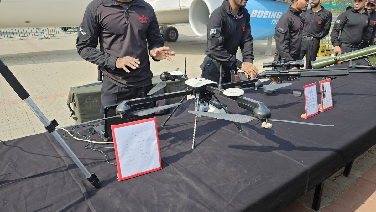 tirthaforyou's tweet image. The brave men of the NSG Commandos demonstrated their skills and weapons as a part of their military workout. They were kind enough to click this for me. 😊

Jay ho, Indian Army! 🇮🇳