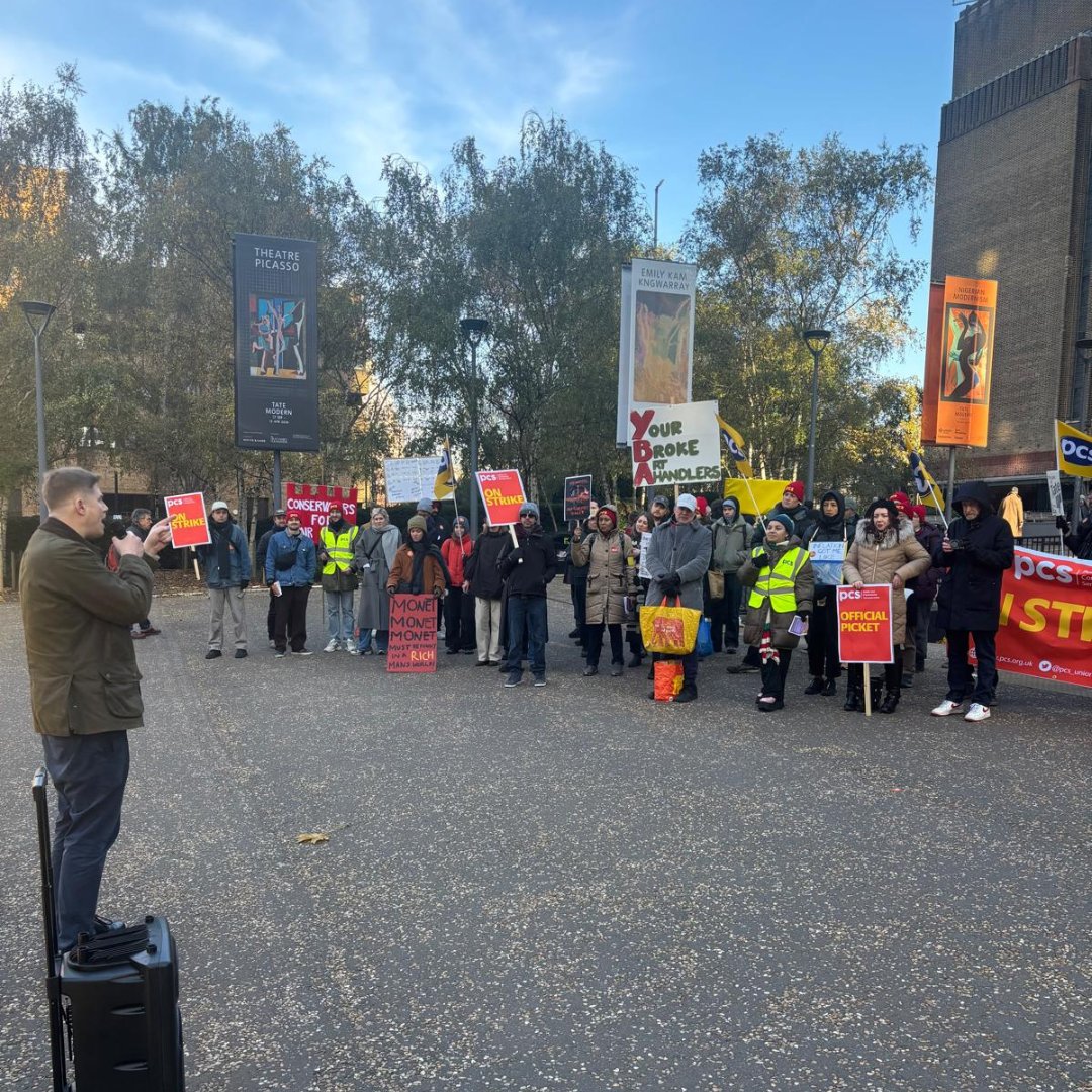 RMTunion's tweet photo. @RMTunion General Secretary, Eddie Dempsey supporting striking Tate Gallery workers today.
Solidarity with Tate strikers https://t.co/EGvWK1AxlZ