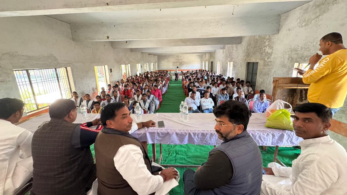 rssinghpatelbjp's tweet image. आत्मनिर्भर भारत संकल्प अभियान – हर घर स्वदेशी, घर-घर स्वदेशी

अपने विधानसभा क्षेत्र मड़िहान के आदर्श इंटर कॉलेज, सुगापांख में आत्मनिर्भर भारत संकल्प अभियान के अंतर्गत आयोजित मंडल युवा सम्मेलन का शुभारंभ कर उपस्थित जनमानस के समक्ष अपने विचार साझा किए।