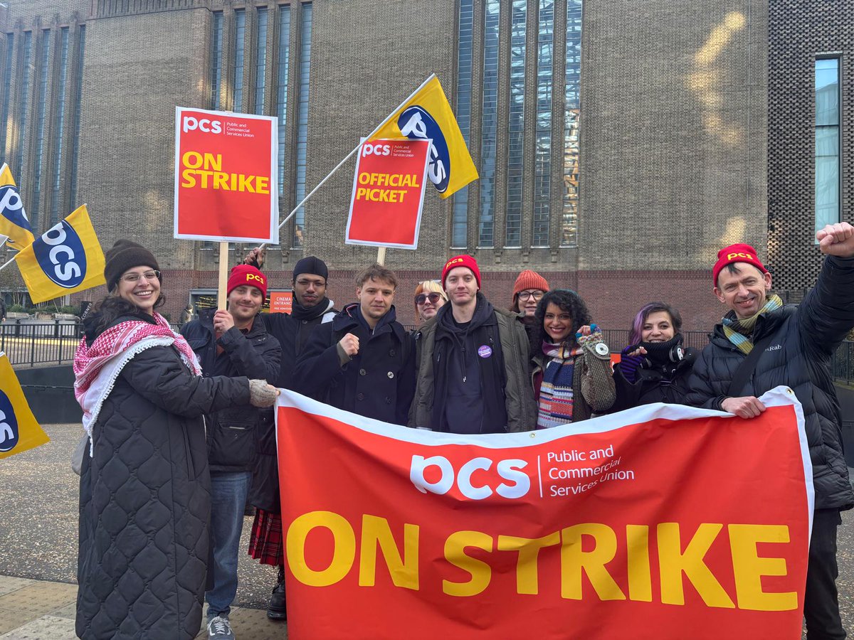 RMTunion's tweet photo. @RMTunion General Secretary, Eddie Dempsey supporting striking Tate Gallery workers today.
Solidarity with Tate strikers https://t.co/EGvWK1AxlZ