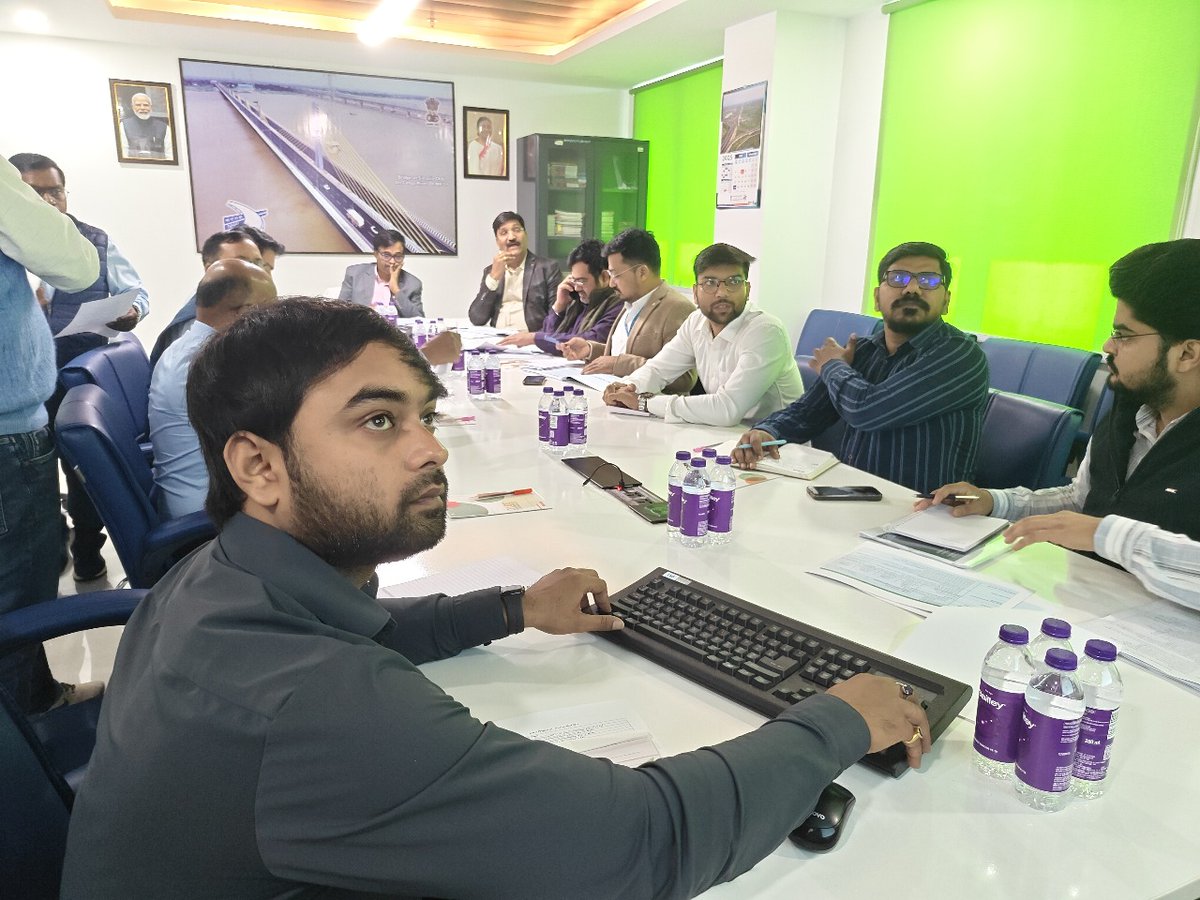 #NHAI मुख्य महाप्रबंधक (तकनीकी)-बिहार की अध्यक्षता में राज्य की सभी राष्ट्रीय राजमार्ग परियोजनाओं की प्रगति पर समीक्षा बैठक आयोजित की गई। इस मौके पर क्षेत्रीय अधिकारी-पटना, उप-महाप्रबंधक (तकनीकी), प्रबंधक (तकनीकी) एवं अन्य मौजूद रहे।