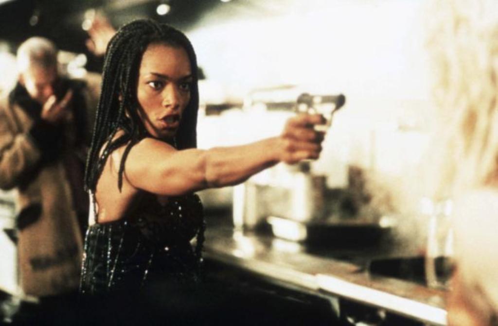 TheStingisBack's tweet image. Strange Days is criminally underrated among ‘90s films. Kathryn Bigelow brought together an incredible cast—Ralph Fiennes, Angela Bassett, Juliette Lewis, etc—and gave each of them a magnetic, unforgettable presence. And they all look really hot! 🔥