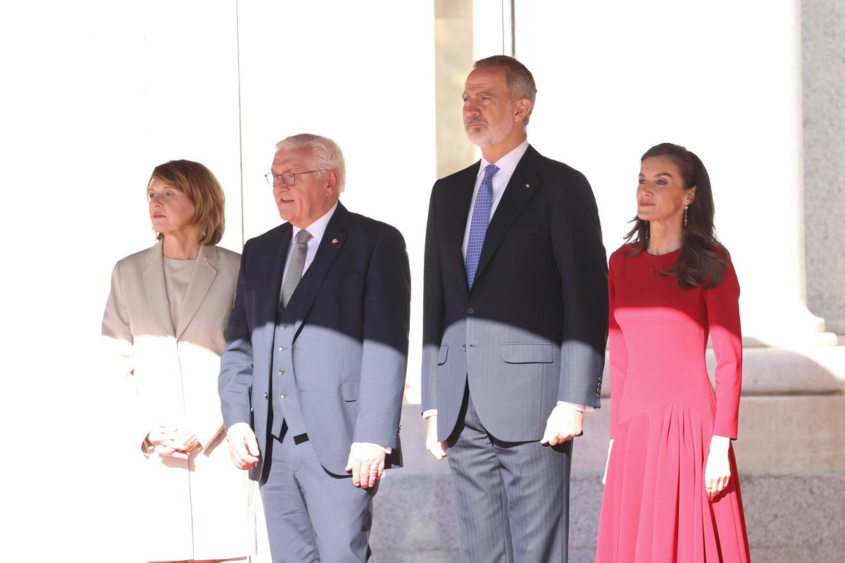 Los Reyes, el presidente de la República Federal de Alemania, Frank-Walter Steinmeier, y la señora Elke Büdenbender, en el Palacio Real de Madrid.

➡️casareal.es/ES/Actividades…