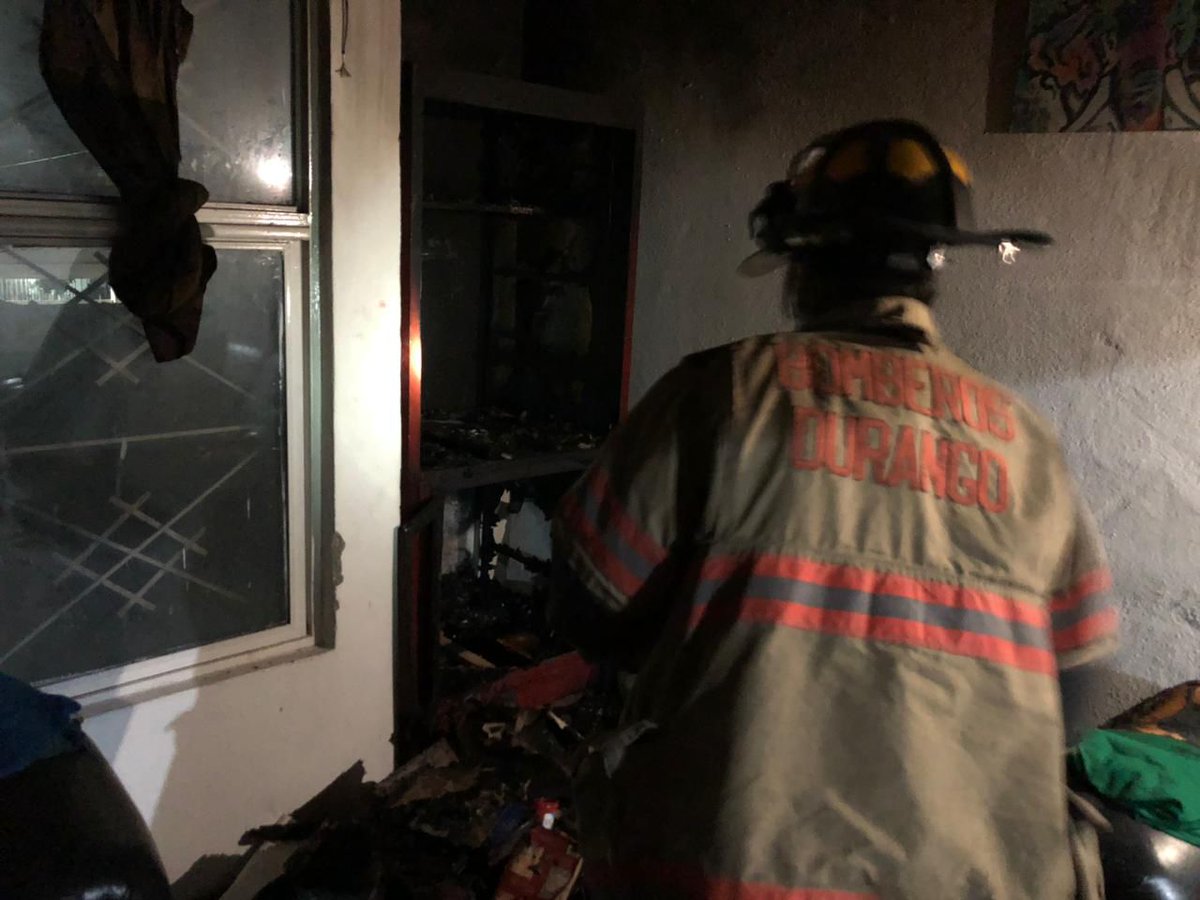 RosyGaucin's tweet image. Bomberos de Durango atienden incendio en vivienda de la colonia Azcapotzalco,  al llegar, el personal localizó el incendio en la segunda planta del domicilio, donde se encontró un mueble de madera utilizado como altar, siendo éste el probable origen del siniestro.

#DMPC