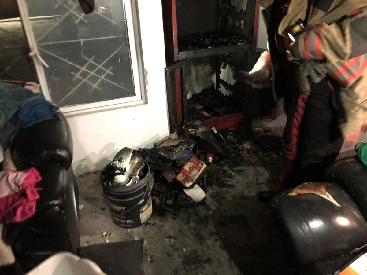 RosyGaucin's tweet image. Bomberos de Durango atienden incendio en vivienda de la colonia Azcapotzalco,  al llegar, el personal localizó el incendio en la segunda planta del domicilio, donde se encontró un mueble de madera utilizado como altar, siendo éste el probable origen del siniestro.

#DMPC