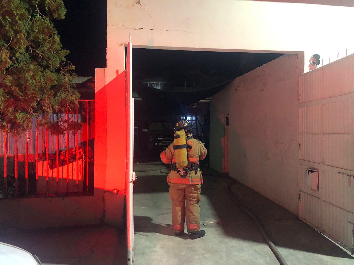 RosyGaucin's tweet image. Bomberos de Durango atienden incendio en vivienda de la colonia Azcapotzalco,  al llegar, el personal localizó el incendio en la segunda planta del domicilio, donde se encontró un mueble de madera utilizado como altar, siendo éste el probable origen del siniestro.

#DMPC