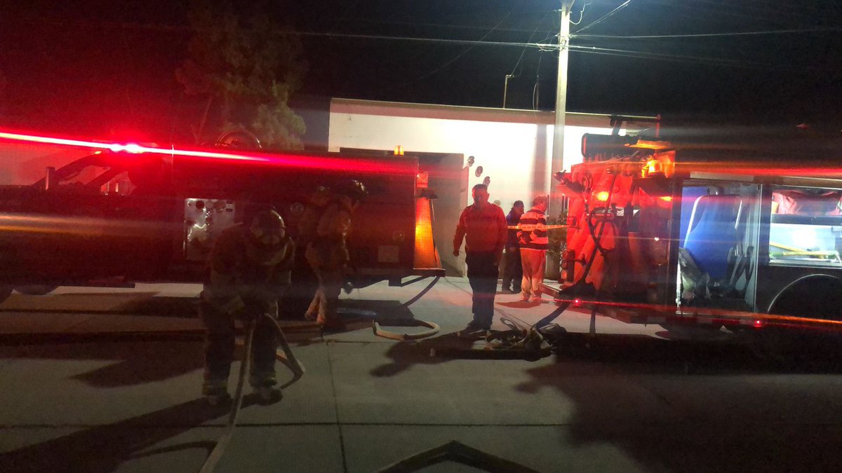 RosyGaucin's tweet image. Bomberos de Durango atienden incendio en vivienda de la colonia Azcapotzalco,  al llegar, el personal localizó el incendio en la segunda planta del domicilio, donde se encontró un mueble de madera utilizado como altar, siendo éste el probable origen del siniestro.

#DMPC