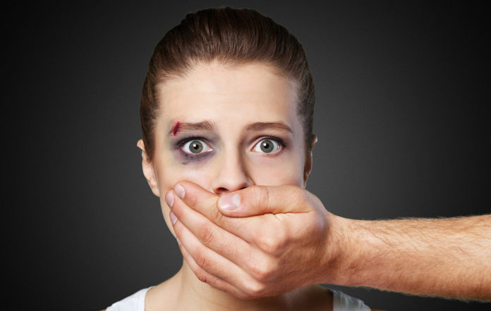 Kadının gözü morarmış şekilde göstererek kadına şiddeti engelleyeceğini düşünmek cahilliktir! Bu tür paylaşımlarla o şiddeti ödüllendirmiş olursunuz. Bunu bilmeyecek kadarsan bu günü anma! Sessiz kal! Emi!