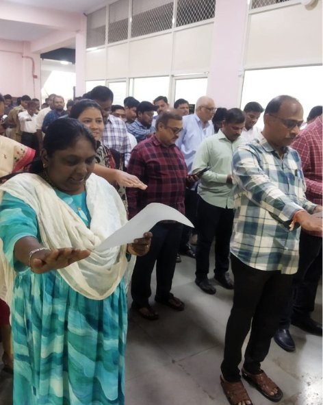 appostalcircle's tweet photo. 📜On Constitution Day, officers and officials of the Andhra Pradesh Postal Circle read the Preamble, reaffirming India Post’s commitment to the constitutional values that guide our service to every citizen.
#ConstitutionDay #PreambleReading #IndiaPost #DakBhawan #DakSewaJanSewa https://t.co/NCp44uTviq