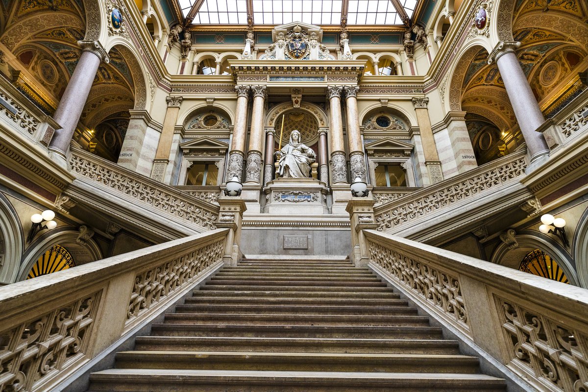 studiophotoshop's tweet image. The Palace of Justice in Vienna — an architectural masterpiece often overlooked. The symmetry and leading lines guide your eye perfectly to the central sculpture.

#SonyAlpha #ArchitecturePhotography #Vienna