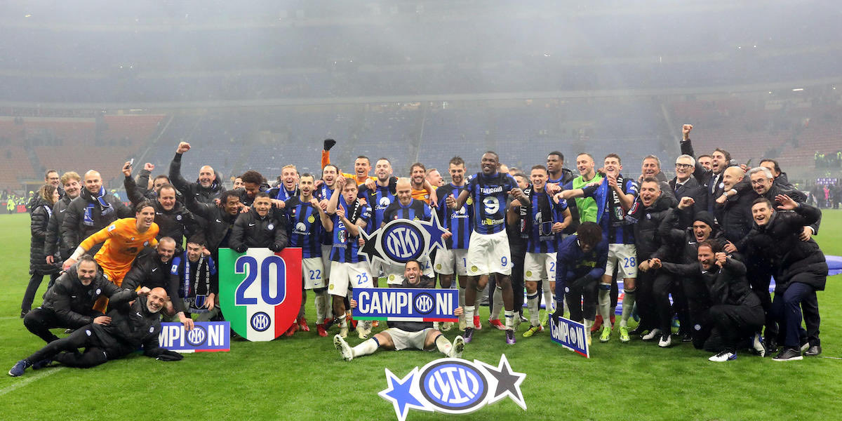 RGarinella's tweet image. I derby si vincono e si perdono. Non tutti i derby, però, restano scolpiti nella storia del calcio. Quello del 22 aprile 2024 é sempre lì, nel nostro cuore, nella nostra mente. #Inter #Amala 

🎵 eeeeeeee per la gente cheeeeee 
🖤💙⭐️⭐️