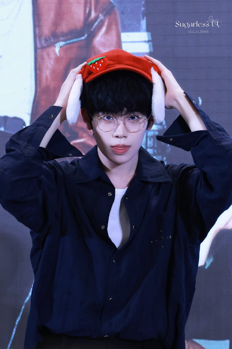 wdwlq's tweet photo. 251122 StarRiver
Offline Fansign HQ. 

오늘의 디저트를 드세요🍓🍰

#김태래 #태래 #제베원
#제로베이스원   #ZEROBASEONE   #ZB1   
#TAERAE #KIMTAERAE
#キムテレ #テレ #ゼロベースワン https://t.co/NtMpogOP7i