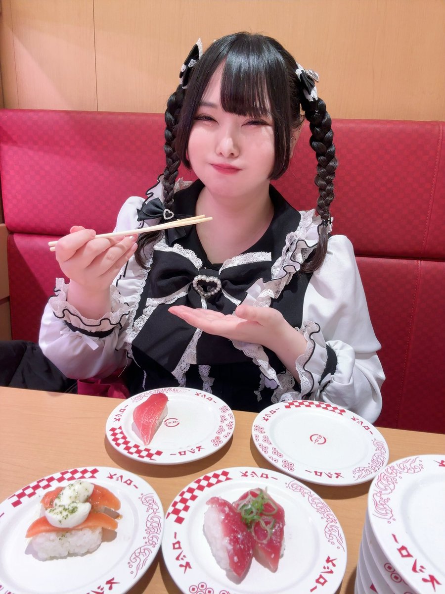 shion0_25mg's tweet photo. 体重詐称疑惑で万バズしているにも関わらず
欲望に敗北し、お寿司屋さんに来てしまいました。
誠に申し訳ございません。

なお、反省の気持ちを込めて
「マグロは一貫だけに留めよう」と思っていたのですが、
なぜか私の座っていたテーブルが
運悪く野生のマグロの溜まり場になってしまい
結果として四貫に増えていた件につきましても
重ねてお詫び申し上げます。

今後は心を入れ替え、
「漬けマグロは一貫だけ」という
強い覚悟で臨む所存です。

引き続き、ご指導ご鞭撻のほど
よろしくお願いいたします。
