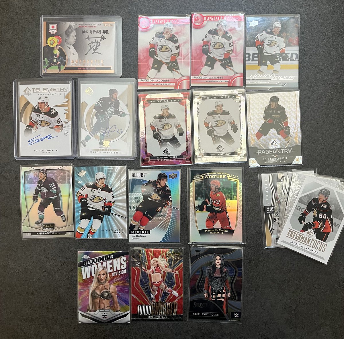 toyoさん(<a href="/toyomuuu/">toyo</a> )とトレードしていただきました😄

重量挙げ 三宅さんは初入手でとても嬉しい☺️
Ducks🐥いろいろといただいてしまいました😊🙇‍♂️
更にWWE👀‼️🙇‍♂️

この度もありがとうございました。