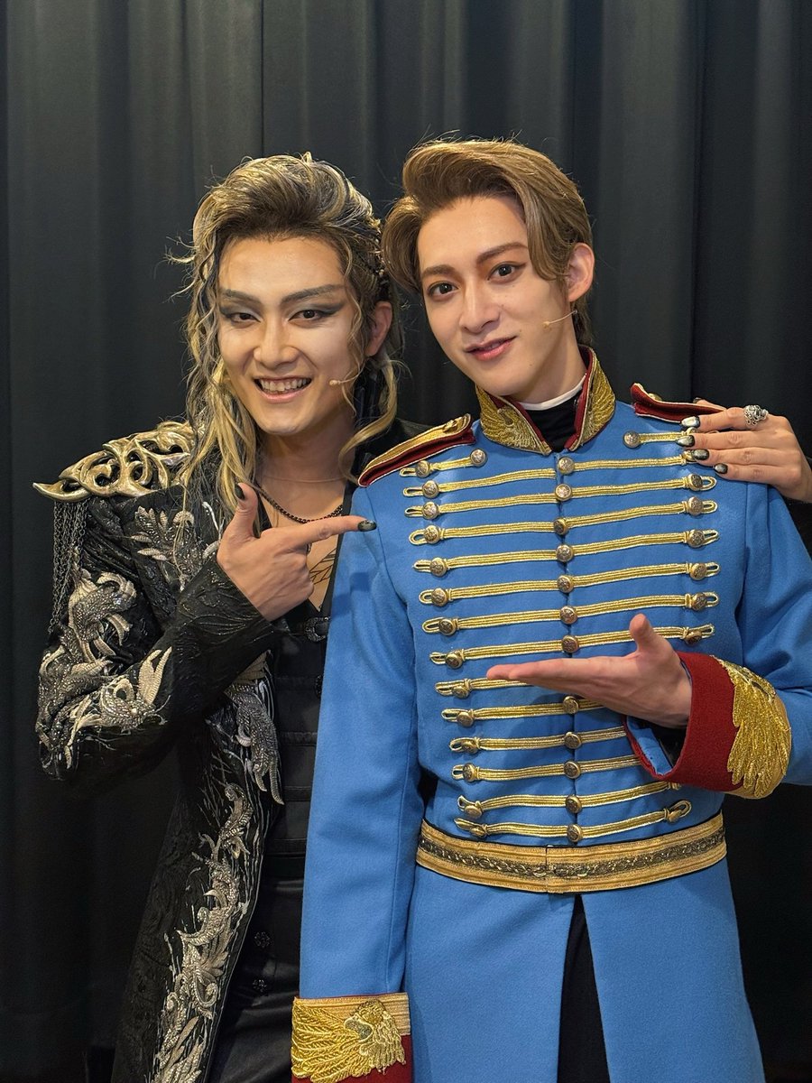asahi_ito_0119's tweet photo. 本日も御観劇ありがとうございます。

芳雄さんトート大変お世話になりました。寂しいです。
今日はサプライズハグでした。
気合い入ったなぁ。

#エリザベート 
東京残り2公演。ぼくは。 https://t.co/oHkFNuuZ7K
