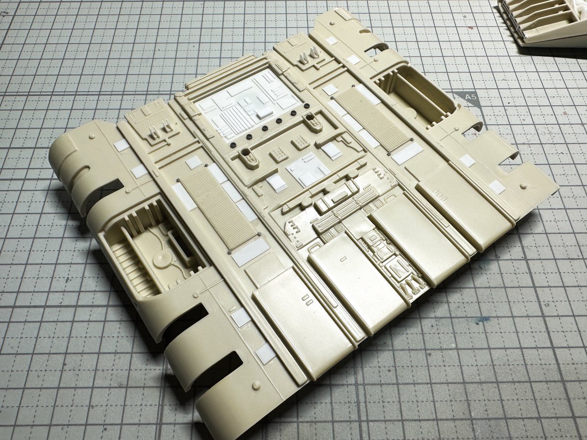 Ani_Kuzunishi's tweet image. ディスプレイスタンドの穴を開け、3Dプリンターで固定用のカラーを作成して接着。煽りのアングルで写真を撮る際に穴が開いていると切ないので、プラ板にディテールを追加して目隠しプレートを作成。周辺にも少しだけディテールを追加して機体裏面は終了。
#mpc #ShuttleTydirium #StarWars