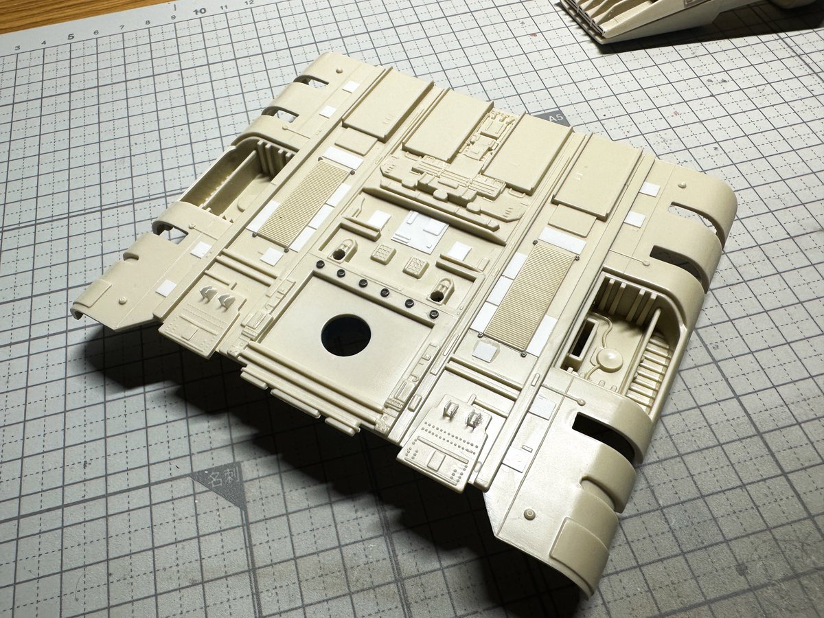 Ani_Kuzunishi's tweet image. ディスプレイスタンドの穴を開け、3Dプリンターで固定用のカラーを作成して接着。煽りのアングルで写真を撮る際に穴が開いていると切ないので、プラ板にディテールを追加して目隠しプレートを作成。周辺にも少しだけディテールを追加して機体裏面は終了。
#mpc #ShuttleTydirium #StarWars