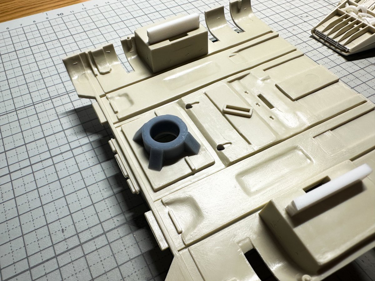 Ani_Kuzunishi's tweet image. ディスプレイスタンドの穴を開け、3Dプリンターで固定用のカラーを作成して接着。煽りのアングルで写真を撮る際に穴が開いていると切ないので、プラ板にディテールを追加して目隠しプレートを作成。周辺にも少しだけディテールを追加して機体裏面は終了。
#mpc #ShuttleTydirium #StarWars