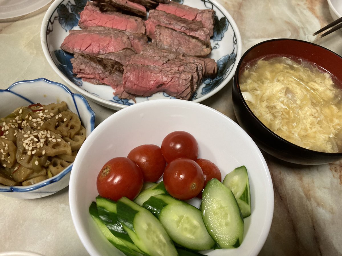 #今日のねこめし

ローストビーフ
卵と玉ねぎのスープ
れんこんのカレーきんぴら
いつもの生野菜

久しぶりの完全ねこめし。
うんめぇ₍₍ (ง ˙ω˙)ว ⁾⁾