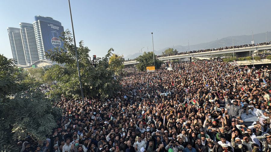 26 نومبر ڈی چوک 💔
مخالفین ڈی چوک کی یہ پوری ویڈیو دیکھیں اور قران پر حلف اٹھا کر کہیں، کیا پاکستان کے اندر کسی احتجاج میں اتنے پرامن لوگ کبھی دیکھیں ہیں؟💔💔