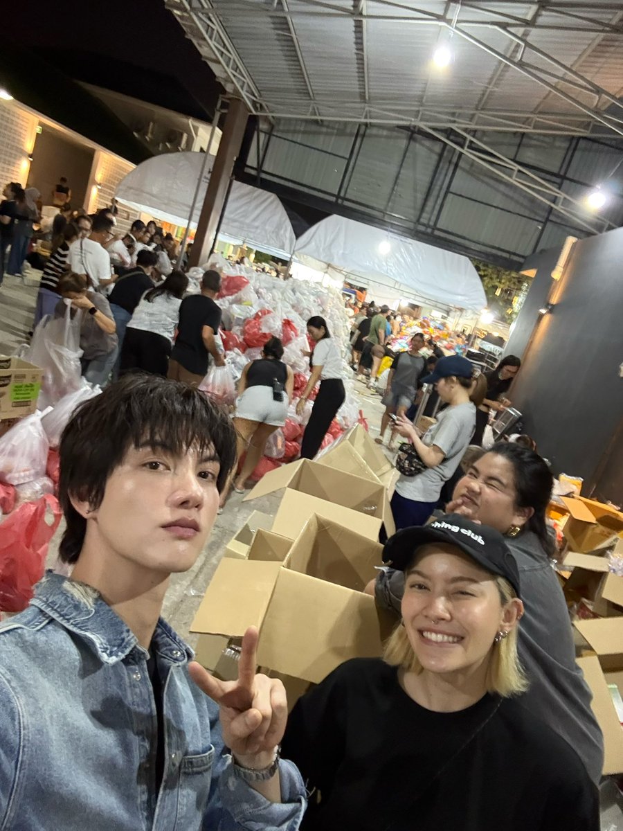 tongthk's tweet image. ทำไรได้ ก็ทำก่อน คนไทยนี่สุดยอดนะ เรื่องช่วยกันเองเนี่ย มากันทั่วสารทิศ  #น้ำท่วม