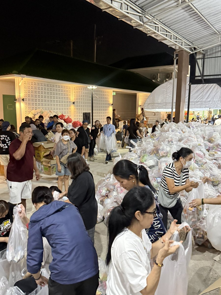 tongthk's tweet image. ทำไรได้ ก็ทำก่อน คนไทยนี่สุดยอดนะ เรื่องช่วยกันเองเนี่ย มากันทั่วสารทิศ  #น้ำท่วม