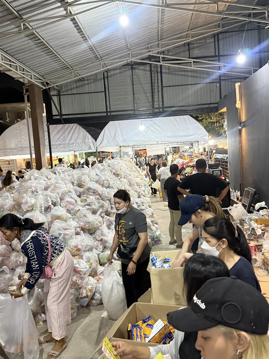 tongthk's tweet image. ทำไรได้ ก็ทำก่อน คนไทยนี่สุดยอดนะ เรื่องช่วยกันเองเนี่ย มากันทั่วสารทิศ  #น้ำท่วม