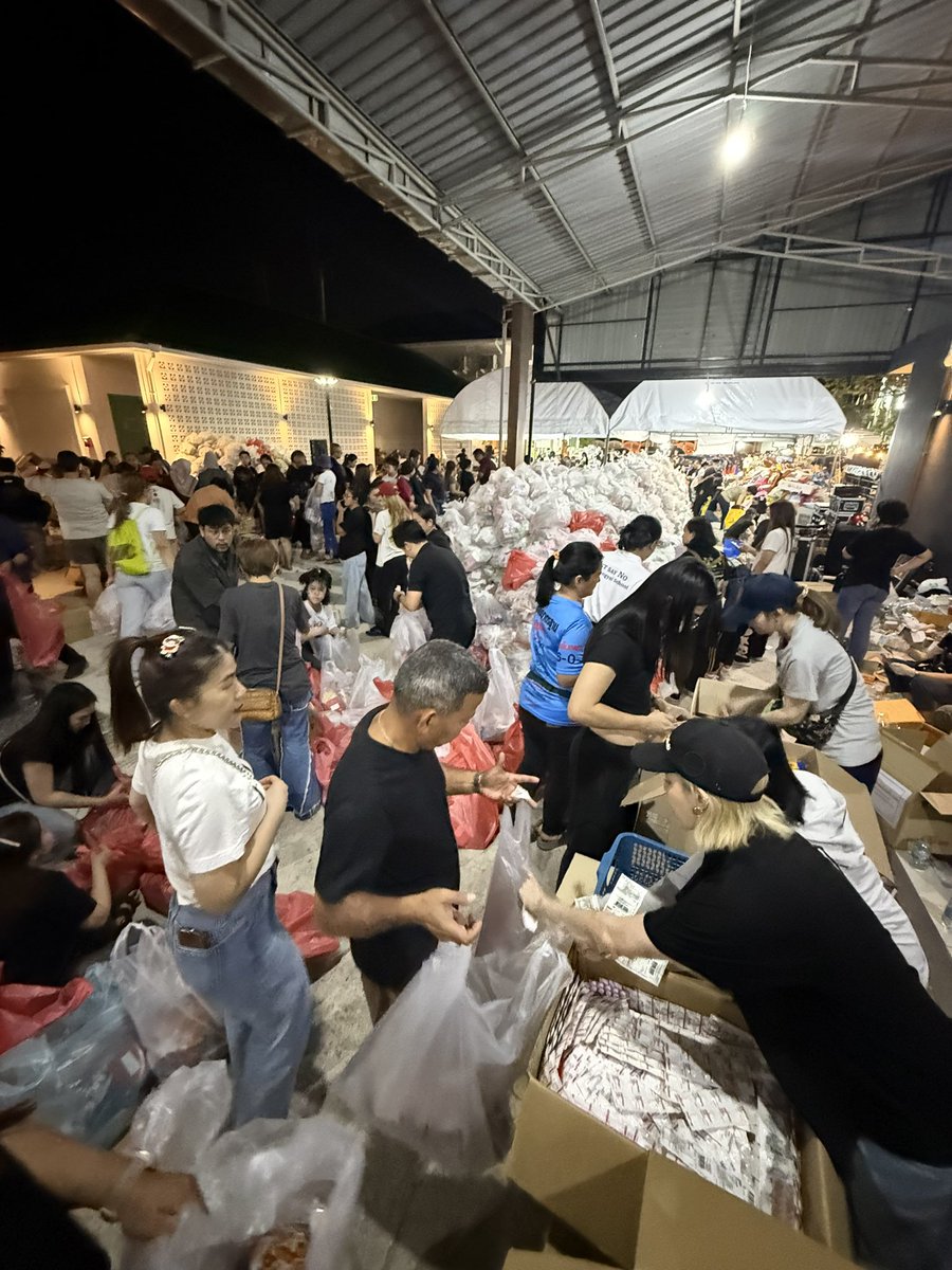 tongthk's tweet image. ทำไรได้ ก็ทำก่อน คนไทยนี่สุดยอดนะ เรื่องช่วยกันเองเนี่ย มากันทั่วสารทิศ  #น้ำท่วม