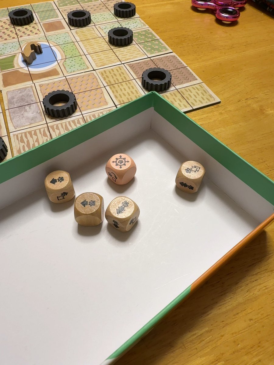 hutchbopapa's tweet image. ゲムマで買って子供がめちゃ気に入ったゲーム「ニャイスコード」。ボードゲームでプラグラム組む？実行？メタ？デバッグ？どういう事？って思ったけど遊んでみたら確かにプログラムだった。素晴らしいゲーム👍