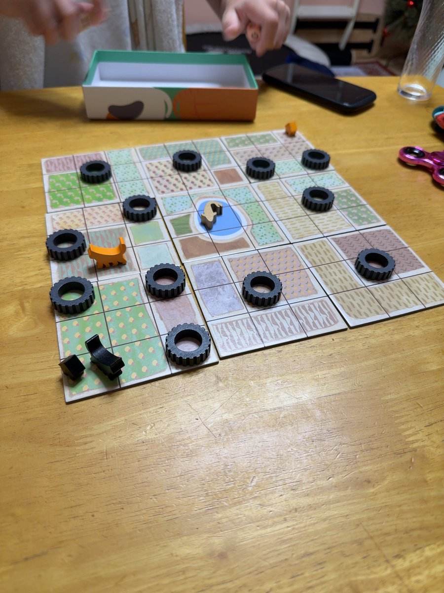 hutchbopapa's tweet image. ゲムマで買って子供がめちゃ気に入ったゲーム「ニャイスコード」。ボードゲームでプラグラム組む？実行？メタ？デバッグ？どういう事？って思ったけど遊んでみたら確かにプログラムだった。素晴らしいゲーム👍