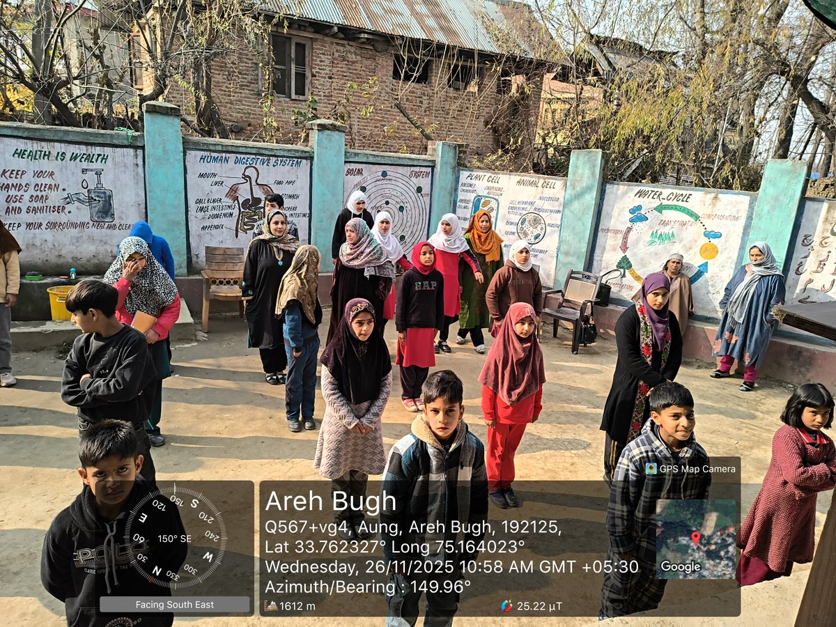 CukShafqat's tweet image. Celebrated Constitution Day with officials and students of Government Middle School Aung, Anantnag. Inspiring to see young learners embrace the values of our Constitution with such enthusiasm! 🇮🇳📘 #ConstitutionDay #Anantnag #YouthForDemocracy