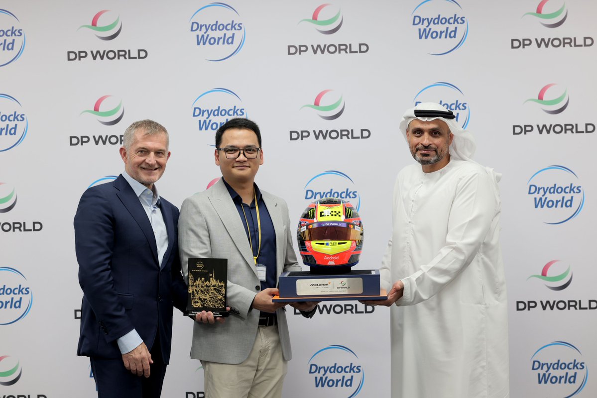 DXBMediaOffice's tweet image. Drydocks World launches its new 5,000-tonne floating crane ALNOKHADA, spanning 138.5 metres in length with a 52 metres beam and 5.8 metres draft, featuring a 5,000 tonne main hook and a 600 tonne auxiliary hook reaching 180 metres. ALNOKHADA now advances toward joining the…