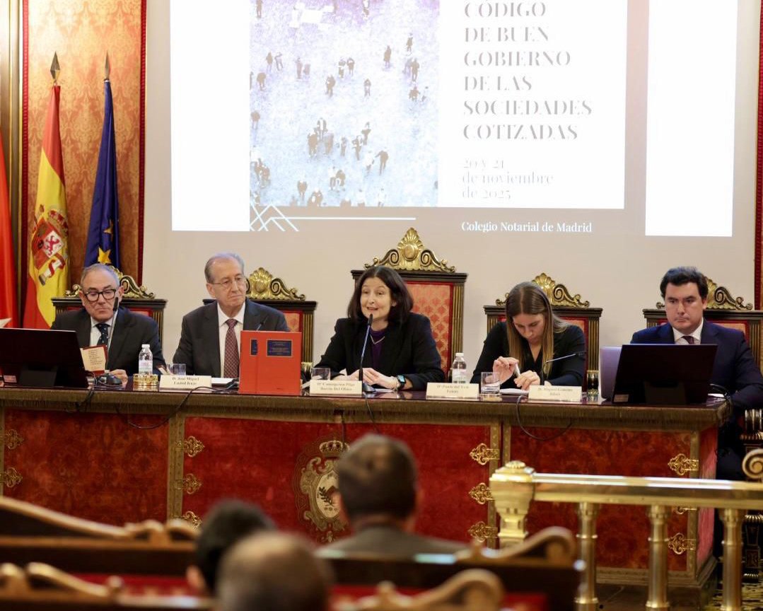 📕 La presidenta de <a href="/Notarios_ES/">Notarios de España</a>, <a href="/CPBarrioDelOlmo/">Concepción Pilar Barrio Del Olmo</a>, presentó en Madrid el 'Código de Buen Gobierno de las Sociedades Cotizadas', dirigido por José Miguel Embid, catedrático de Derecho Mercantil de <a href="/UV_EG/">Universitat València</a>

Asistió a la sesión Leopoldo Martínez de Salinas, decano de <a href="/CNotarialCyL/">C. Notarial de Castilla y León</a>