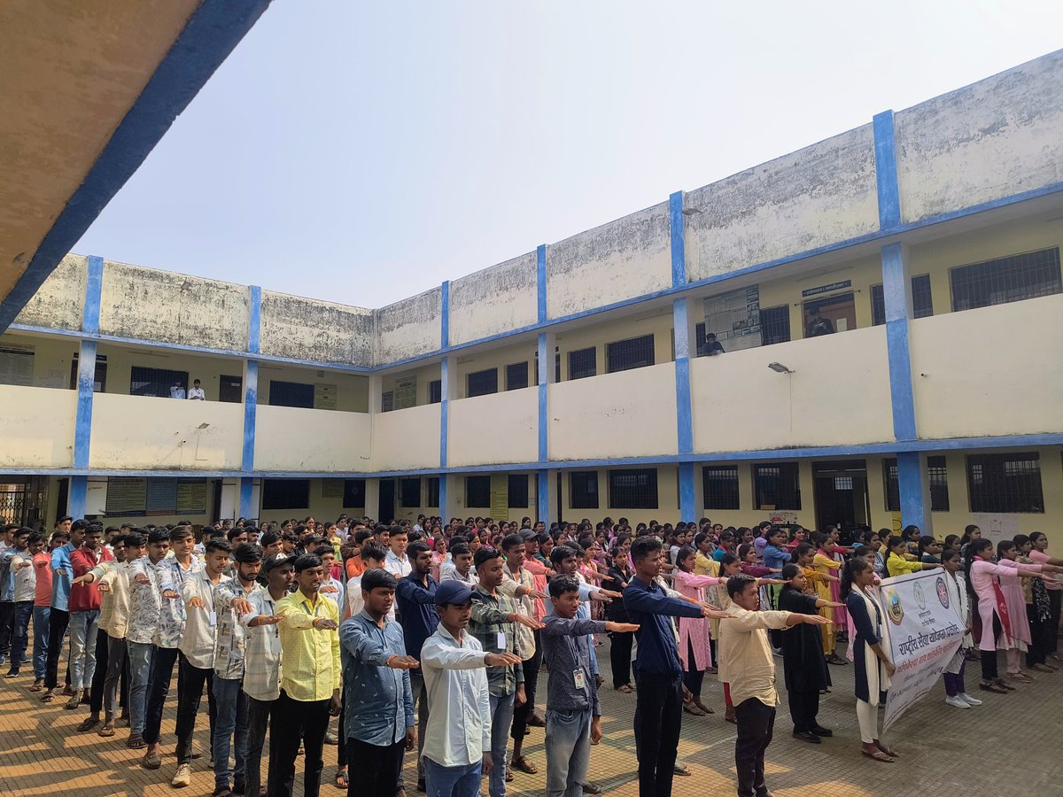 DBNSSPO's tweet image. भारतीय संविधान दिवस के 76वें  सालगिरह पर @NSSUFNGCFCG के स्वयंसेवकों द्वारा कार्यक्रम अधिकारी @DBNSSPO के नेतृत्व में  भारत का संविधान का उद्देशिका की वाचन किया गया.