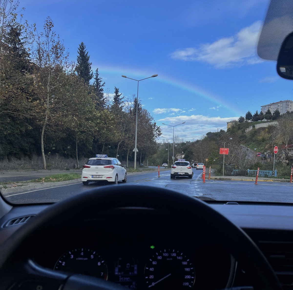 ilk direksiyon dersimin hatırası kalsın diye fotoğraf çekmiştim gökkuşağını fark etmemişim